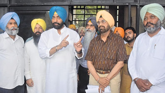 ਚੰਡੀਗੜ੍ਹ ਦੇ ਉਦਯੋਗ ਭਵਨ ’ਚ ਸ਼ੁੱਕਰਵਾਰ ਨੂੰ ਜਸਟਿਸ ਜੇਐਸ ਨਾਰੰਗ ਨਾਲ ਮੁਲਾਕਤ ਮਗਰੋਂ ਬਾਹਰ ਆਉਂਦੇ ਹੋਏ ‘ਆਪ’ ਵਿਧਾਇਕ