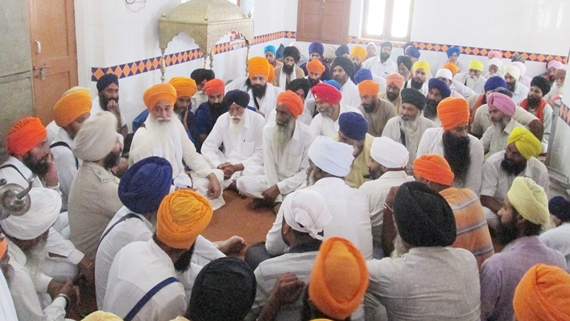 ਬੇਅਦਬੀ ਦੀ ਘਟਨਾ ਤੋਂ ਬਾਅਦ ਗੁਰਦੁਆਰਾ ਸਾਬਿਹ ਇਕੱਠੀਆਂ ਹੋਈਆਂ ਸੰਗਤਾਂ