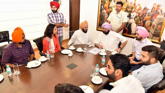 ਪੰਜਾਬ ਯੂਨੀਵਰਸਿਟੀ ਦੀ ਜਥੇਬੰਦੀ ਐਨ.ਐਸ.ਯੂ.ਆਈ ਦਾ ਵਫ਼ਦ ਕੈਪਟਨ ਅਮਰਿੰਦਰ ਸਿੰਘ ਨਾਲ ਗੱਲਬਾਤ ਕਰਦਾ ਹੋਇਆ