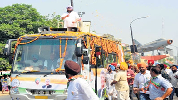 ਪ੍ਰਚਾਰ ਦੇ ਆਖਰੀ ਦਿਨ ਪਠਾਨਕੋਟ ਵਿੱਚ ਰੋਡ ਸ਼ੋਅ ਕਰਦੇ ਹੋਏ ਕਾਂਗਰਸ ਦੇ ਮੁੱਖ ਮੰਤਰੀ ਅਮਰਿੰਦਰ ਸਿੰਘ