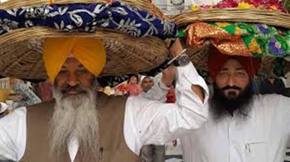 ਸੁੱਚਾ ਸਿੰਘ ਲੰਗਾਹ ਅਤੇ ਬਰਖਾਸਤ ਐਸ.ਪੀ. ਸਲਿੰਦਰ ਸਿੰਘ ਮਜ਼ਾਰ 'ਤੇ ਚਾਦਰ ਚੜ੍ਹਾਉਣ ਜਾਂਦੇ ਹੋਏ (ਫਾਈਲ ਫੋਟੋ)