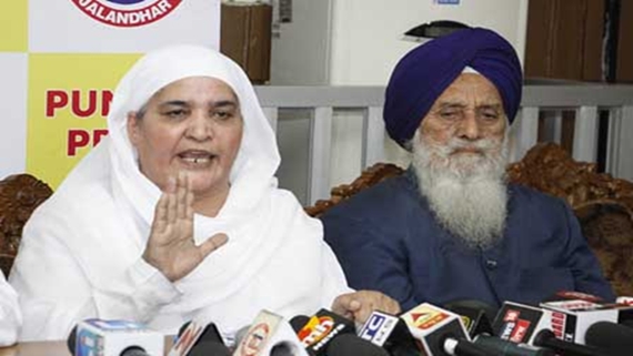 ‘ਆਪ’ ਦੇ ਵਿਧਾਇਕ ਸੁਖਪਾਲ ਸਿੰਘ ਖਹਿਰਾ ਖ਼ਿਲਾਫ਼ ਜਲੰਧਰ ਵਿੱਚ ਪ੍ਰੈੱਸ ਕਾਨਫਰੰਸ ਕਰਦੇ ਹੋਏ ਬੀਬੀ ਜਗੀਰ ਕੌਰ