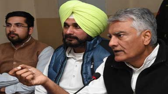 ਮੀਡੀਆ ਨਾਲ ਗੱਲਬਾਤ ਕਰਦੇ ਹੋਏ ਸੁਨੀਲ ਜਾਖੜ ਅਤੇ ਨਵਜੋਤ ਸਿੰਘ ਸਿੱਧੂ