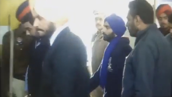 ਲੁਧਿਆਣਾ ਪੁਲਿਸ ਜਗਤਾਰ ਸਿੰਘ ਜੱਗੀ ਨੂੰ ਅਦਾਲਤ 'ਚ ਪੇਸ਼ ਕਰਨ ਲਿਜਾਂਦੀ ਹੋਈ (2 ਦਸੰਬਰ, 2017)