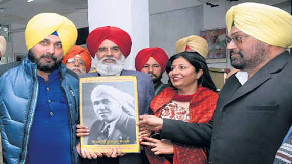 ਕੈਬਨਿਟ ਮੰਤਰੀ ਨਵਜੋਤ ਸਿੰਘ ਸਿੱਧੂ ਨੂੰ ਸ਼ਹੀਦ ਊਧਮ ਸਿੰਘ ਦੀ ਤਸਵੀਰ ਭੇਟ ਕਰਦੇ ਹੋਏ ਸ਼ਹੀਦ ਊਧਮ ਸਿੰਘ ਮੈਮੋਰੀਅਲ ਭਵਨ ਸੁਸਾਇਟੀ ਦੇ ਆਗੂ।  
