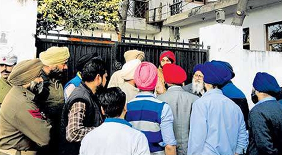 ਜੰਮੂ ਦੇ ਸਥਾਨਕ ਸਿੱਖ ਪੰਜਾਬ ਪੁਲਿਸ ਵਲੋਂ ਜਗਜੀਤ ਸਿੰਘ ਜੱਗੀ ਨੂੰ ਚੁੱਕੇ ਜਾਣ ਦਾ ਕਾਰਨ ਪੁੱਛਦੇ ਹੋਏ