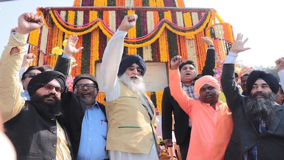 ਸਮਾਗਮ ਦੀ ਸਮਾਪਤੀ ਕਰਦਿਆਂ ਮੂਲਨਿਵਾਸੀ ਭਾਰਤੀਆਂ,ਲੰਗਾਇਤ,ਆਦੀ ਵਾਸੀਆਂ ਅਤੇ ਸਿੱਖ ਕੌਮ ਦੇ ਨੁਮਾਇੰਦਿਆਂ ਨੇ ਸਾਂਝੇ ਤੌਰ ਤੇ ਲੜਾਈ ਲੜਨ ਦਾ ਐਲਾਨ ਕਰਦੇ ਹੋਏ।