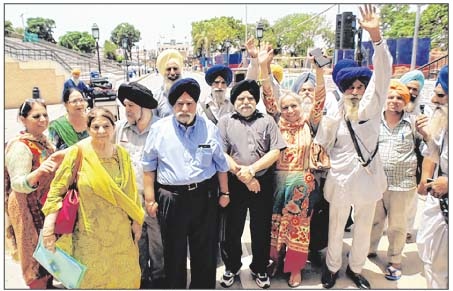 ਪਰਮਜੀਤ ਸਿੰਘ ਸਰਨਾ  ਦੀ ਅਗਵਾਈ ਵਿੱਚ ਜੱਥਾ ਪਾਕਿਸਤਾਨ ਰਵਾਨਾ ਹੁੰਦਾ ਹੋਇਆ