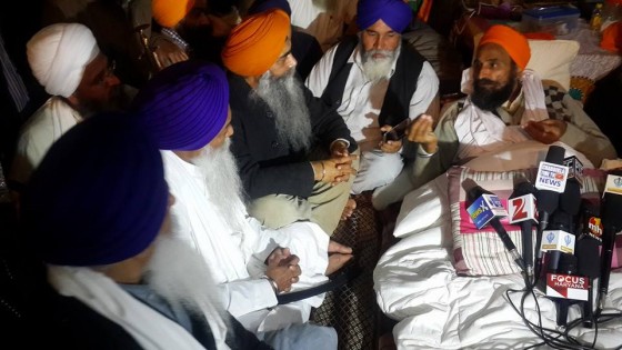 ਗਿਆਨੀ ਗੁਰਬਚਨ ਸਿੰਘ ਅਤੇ ਹੋਰ ਭਾਈ ਗੁਰਬਖਸ਼ ਸਿੰਘ ਨੂੰ ਮਿਲਦੇ ਹੋਏ