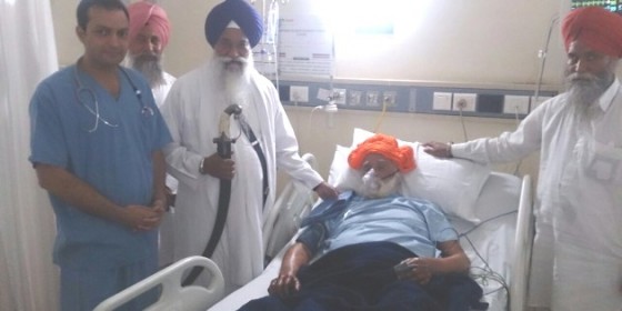 Giani-Gurbachan-Singh-visits-Bapu-Tarlok-Singh-in-Hospital-e1429023666771