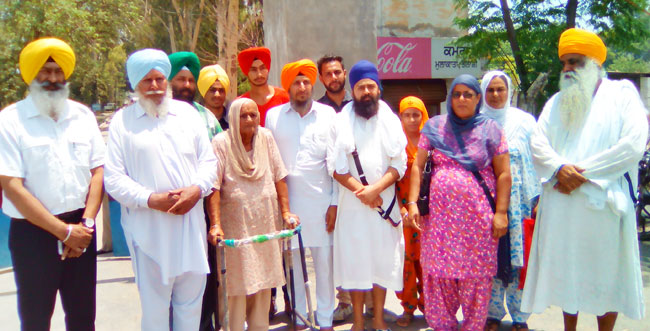ਜੇਲ ਦੇ ਬਾਹਰ ਖੜਾ ਭਾਈ ਖੇੜਾ ਦਾ ਪਰਿਵਾਰ