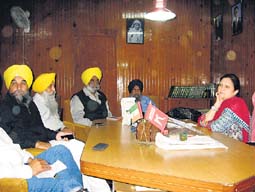ਜੰਮੂ-ਕਸ਼ਮੀਰ ਮਹਿਲਾ ਕਮਿਸ਼ਨ ਦੀ ਮੁਖੀ ਬੇਗਮ ਸ਼ਮੀਮ ਫਿਰਦੌਸ ਨਾਲ ਗੱਲਬਾਤ ਕਰ ਰਹੇ ਵਫ਼ਦ ਦੇ ਮੈਂਬਰ