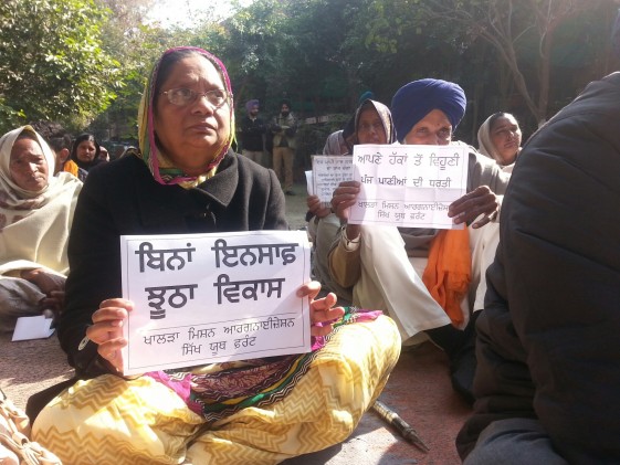 Khalra-Mission-Organizations-holds-protest-outside-DC-office-in-Amritsar-6
