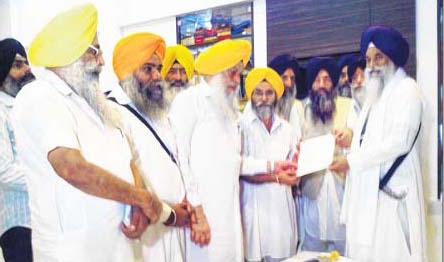 ਬਾਦਲ ਨੂੰ ਦਿੱਤਾ ਪੰਥ ਰਤਨ ਅਤੇ ਫ਼ਖਰ-ਏ-ਕੌਮ ਖਿਤਾਬ ਵਾਪਸ ਲੈਣ ਦੀ ਮੰਗ