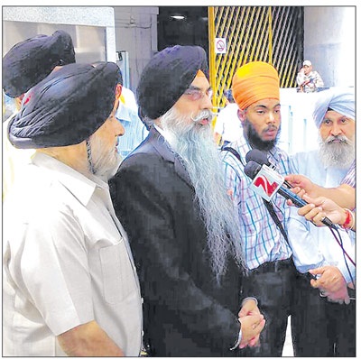 ਹਾਈਕੋਰਟ ਦੇ ਹੁਕਮਾਂ ਤੋਂ ਬਾਅਦ ਪੱਤਰਕਾਰਾਂ ਨਾਲ ਗੱਲ ਕਰਦੇ ਸੀਨੀਅਰ ਵਕੀਲ਼ ਸ੍ਰ. ਨਵਕਿਰਨ ਸਿੰਘ