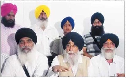 Simranjeet Singh Mann (C) with Dhian Singh Mand (L) and others