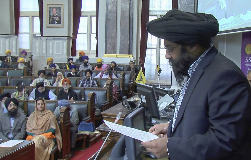 ਮਤਿਆਂ ਦੇ ਸਮਰਥਨ ਵਿੱਚ ਹੱਥ ਖੜੇ ਕਰਦੇ ਹੋਏ ਹਾਜਰੀਨ