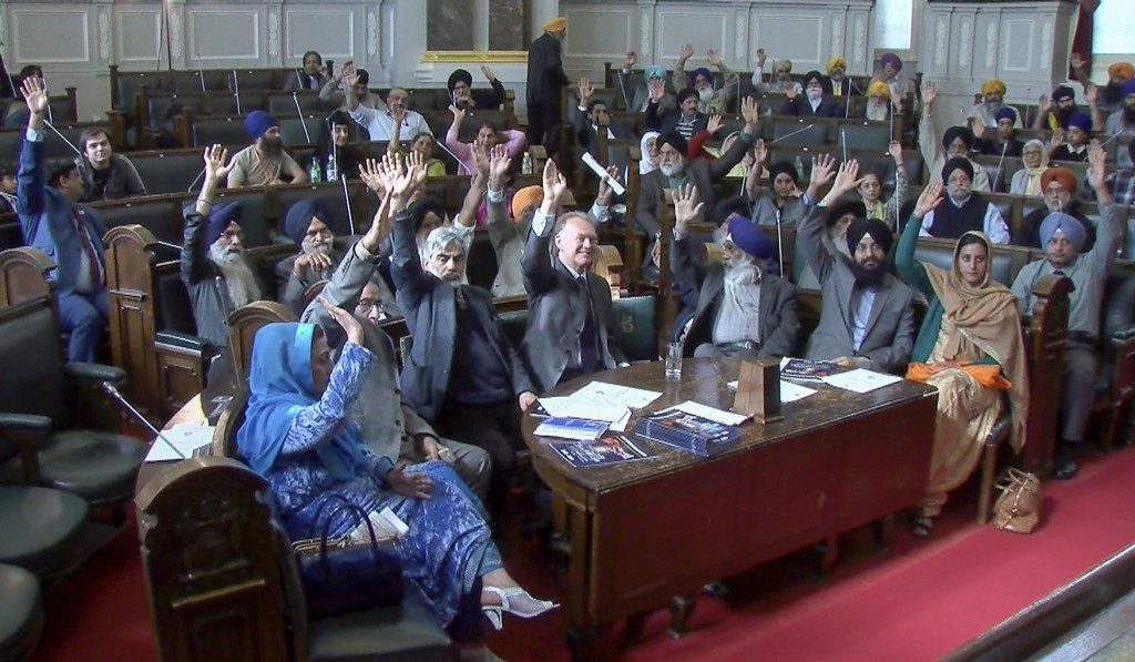 ਮਤਿਆਂ ਦੇ ਸਮਰਥਨ ਵਿੱਚ ਹੱਥ ਖੜੇ ਕਰਦੇ ਹੋਏ ਹਾਜਰੀਨ