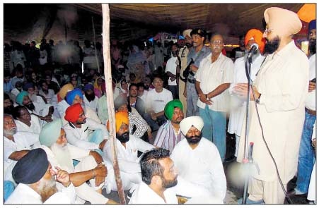 ਧਰਨੇ ਨੂੰ ਸੰਬੋਧਨ ਕਰਦੇ ਕਾਂਗਰਸ ਪ੍ਰਧਾਨ ਪ੍ਰਤਾਪ ਸਿੰਘ ਬਾਜਵਾ