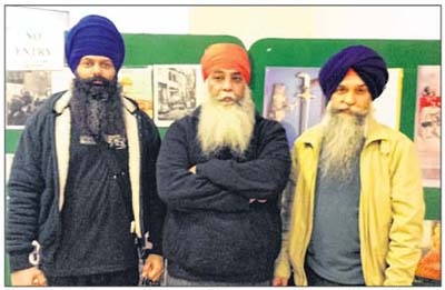 ਰਿਹਾਈ ਉਪਰੰਤ ਸ. ਨਿਰਮਲ ਸਿੰਘ, ਸ. ਸੁਖਵਿੰਦਰ ਸਿੰਘ (ਖੱਬੇ) ਤੇ ਲਸ਼ਵਿੰਦਰ ਸਿੰਘ ਡੱਲੇਵਾਲ (ਸੱਜੇ) ਨਾਲ