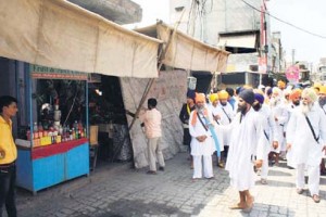 ਫ਼ਰੀਦਕੋਟ ਵਿੱਚ ਬਾਜ਼ਾਰ ਬੰਦ ਕਰਨ ਦੀ ਅਪੀਲ ਕਰਦੇ ਹੋਏ ਸਿੱਖ ਜਥੇਬੰਦੀਆਂ ਦੇ ਆਗੂ