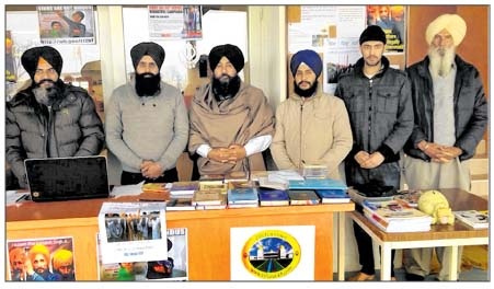 ਸਿੱਖ ਪਟੀਸ਼ਨ ਦੀਆਂ ਦਰਖਾਸਤਾਂ ਨੂੰ ਆਨਲਾਈਨ ਕਰਦੇ ਹੋਏ ਪ੍ਰਬੰਧਕ